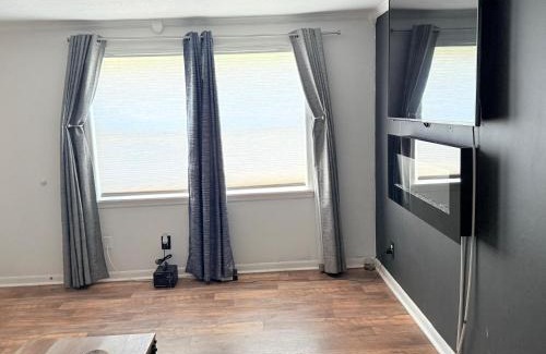 Westside House | Cozy 3BR Home Downtown with Backyard Wi-Fi Parking