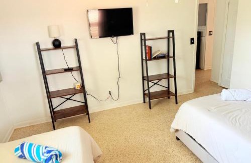 Westside House | Cozy 3BR Home Downtown with Backyard Wi-Fi Parking