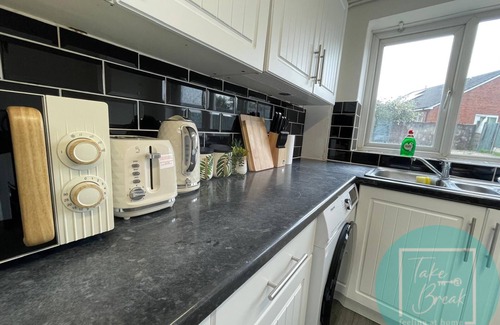 St Helens House | Cozy 3BR Home in St Helens w/Parking & Kitchen