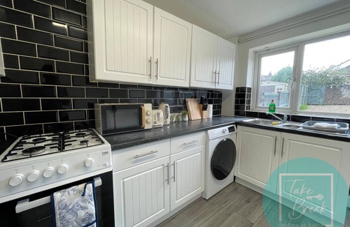 St Helens House | Cozy 3BR Home in St Helens w/Parking & Kitchen