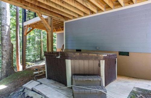 Mayhew House | Cozy 3BR Home - Peaceful Lake Cove Views