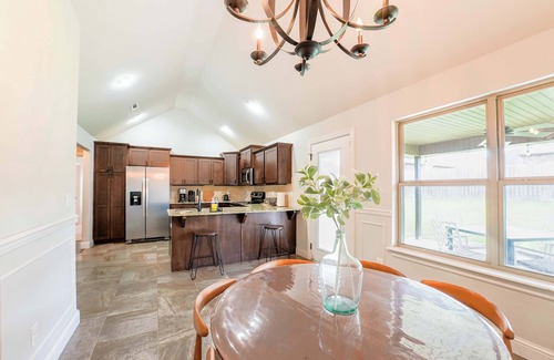Cave Springs House | Cozy 3BR Near XNA Backyard & EV Charger