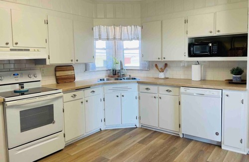 Elizabethtown House | Cozy 3BR on 1 acre ~ Pet friendly ~ Great Location