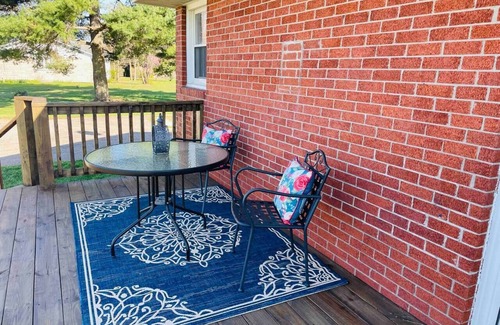 Elizabethtown House | Cozy 3BR on 1 acre ~ Pet friendly ~ Great Location