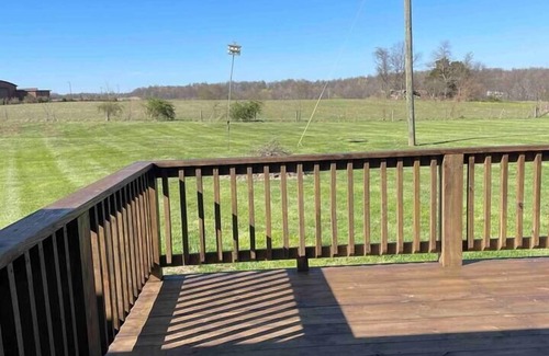 Elizabethtown House | Cozy 3BR on 1 acre ~ Pet friendly ~ Great Location