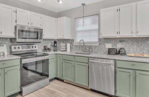 Harrisburg House | Cozy 4/3 Home, mins-Hospitals + Remote Workspace