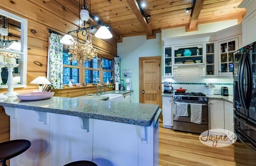 Gravenhurst Cottage | Cozy 4 bed 2 bath cottage on Pine Lake with 1 bed Bunkie! W Exposure! Hot Tub!