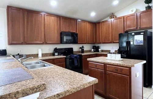 Veranda Palms House | Cozy 4 Bed 3 Bath Pool Hm with Game Room-4450NP home
