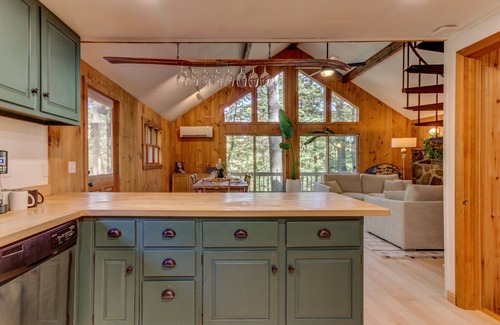 Londonderry Ski Chalet | Cozy 4-Bed Chalet with Sauna & Fire Pit