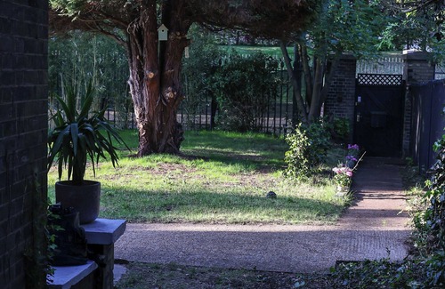 Richmond-upon-Thames Cottage | Cozy 4-bed Cottage Garden Walk to River Thames
