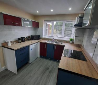 Sutton Coldfield Apartment | Cozy 4-bed House in Walmley