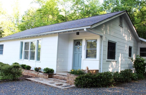 Lynn House | Cozy 4 bedroom, 2 bath cottage for families - wifi and private washer/dryer