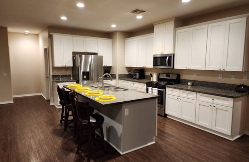 Riverside House | Cozy 4-bedroom bungalow with WiFi, AC in lovely Riverside.