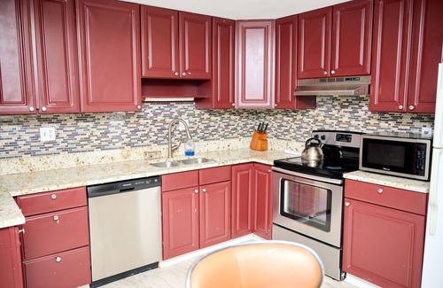 Waldorf House | Cozy 4-bedroom bungalow with AC, fitness room near DC