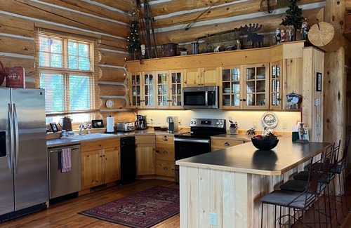 Big Sky Cabin | Cozy 4-bedroom cabin in awesome Big Sky with Hot Tub!