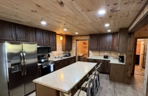 Flat Rock Cabin | Cozy 4-bedroom cabin with WiFi, AC in brilliant Flat Rock