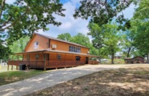 Flat Rock Cabin | Cozy 4-bedroom cabin with WiFi, AC in brilliant Flat Rock