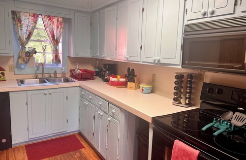 Harriet Cabin | Cozy 4-bedroom cabin with AC, WiFi in peaceful Harriet