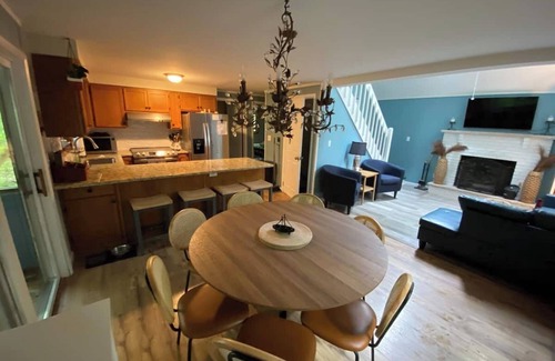 Hamlin Ski Chalet | Cozy 4-bedroom chalet in the Hideout with WiFi, AC