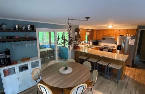 Hamlin Ski Chalet | Cozy 4-bedroom chalet in the Hideout with WiFi, AC