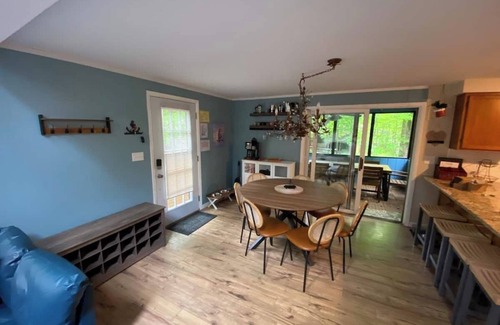 Hamlin Ski Chalet | Cozy 4-bedroom chalet in the Hideout with WiFi, AC