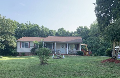 Chatham House | Cozy 4 bedroom house in the small town of Chatham!