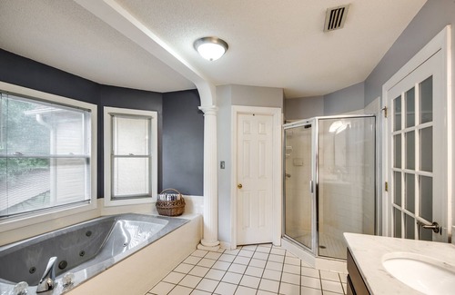 Hickory House | Cozy 4-bedroom house in awesome Hickory with AC, WiFi