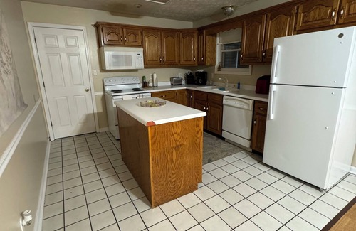 Bronston House | Cozy 4-bedroom house with AC and WiFi in pleasant Bronston