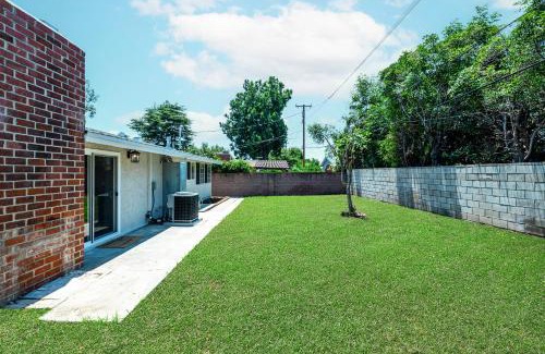 Fullerton House | Cozy 4 Bedroom Near to Disney, Arcade and Games!
