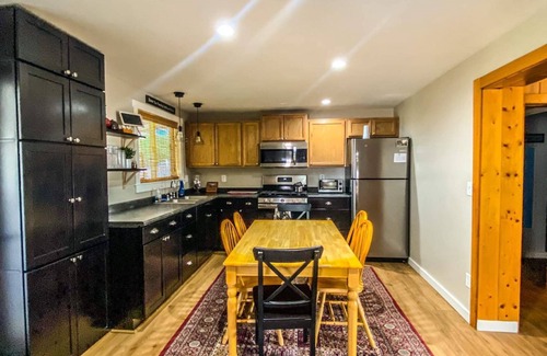 Wofford Heights Cabin | Cozy 4 Bedroom Cabin by the Lake