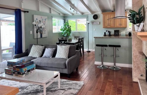 Sherwood Forest and Thistle Development House | Cozy 4 bedrooms family house near Disneyland and Convention Center.