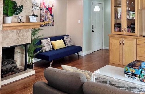 Sherwood Forest and Thistle Development House | Cozy 4 bedrooms family house near Disneyland and Convention Center.