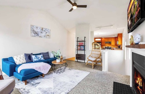 Whittier Heights House | Cozy 4 beds Ballard House w/Private Yard & Balcony