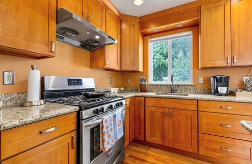 Whittier Heights House | Cozy 4 beds Ballard House w/Private Yard & Balcony