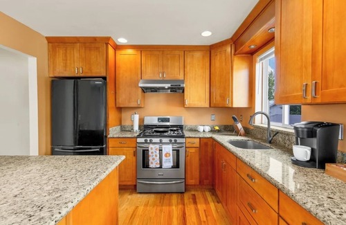 Whittier Heights House | Cozy 4 beds Ballard House w/Private Yard & Balcony
