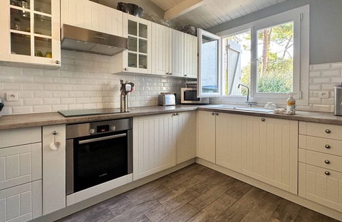 La Palmyre House | Cozy 4-Room Villa in La Palmyre, Close to Beach & Amenities, Sleeps 6