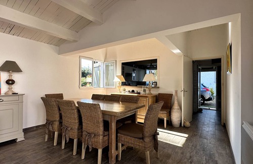 La Palmyre House | Cozy 4-Room Villa in La Palmyre, Close to Beach & Amenities, Sleeps 6