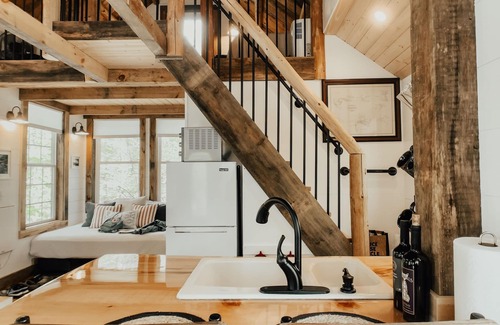 Sanbornton House | Cozy 4 season Treehouse - 30 minute drive to ski!