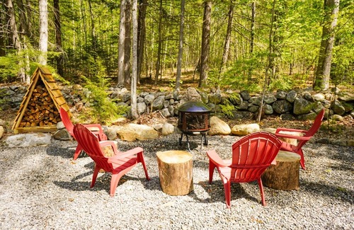 Sanbornton House | Cozy 4 season Treehouse - 30 minute drive to ski!