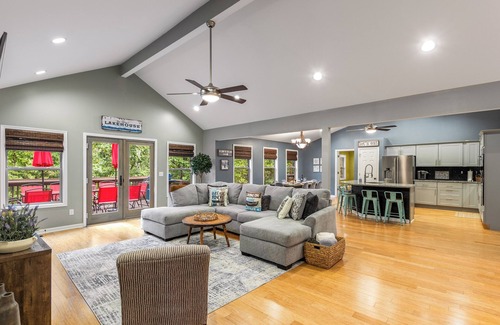 Gainesville House | Cozy 4bd lakefront home in Lake Lanier w/HotTub, FirePit, Private dock, Wifi