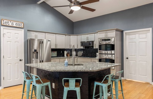 Gainesville House | Cozy 4bd lakefront home in Lake Lanier w/HotTub, FirePit, Private dock, Wifi