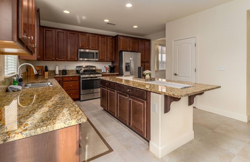 Reno House | Cozy 4BD Sleeps 10 Near Airport Backyard WiFi Family Friendly Spacious Parking