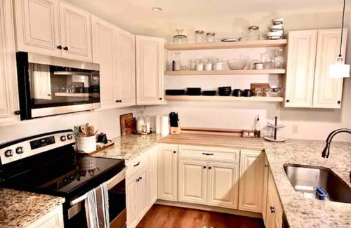 Wolcott House | Cozy 4BR Cottage, pond, firepit, 20 min to Stowe!
