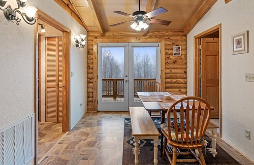 Lynn House | Cozy 4BR Hendersonville cabin with private hot tub