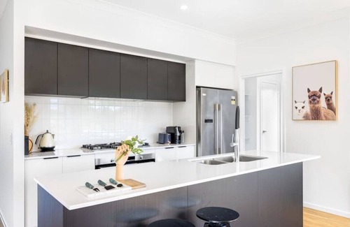 Calamvale House | Cozy 4BR Retreat: Workspace Near Shops & Highways