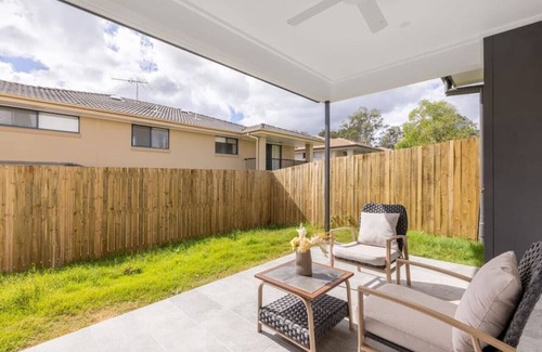 Calamvale House | Cozy 4BR Retreat: Workspace Near Shops & Highways