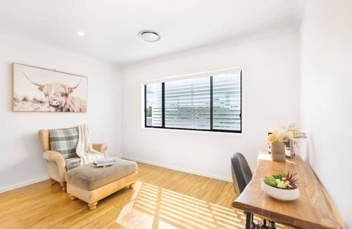 Calamvale House | Cozy 4BR Retreat: Workspace Near Shops & Highways