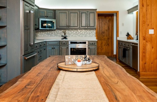 Chestnut Springs House | Cozy 5-bedroom home for large gatherings.