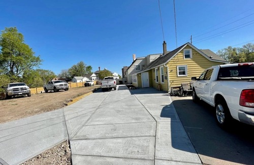 Omaha House | Cozy 5 Bedroom 3 Bath Omaha Home. Sleeps 14 w/Lots of parking!