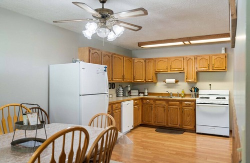 Taswell House | Cozy 5 Bedroom House - 1 Minute From Patoka Lake!